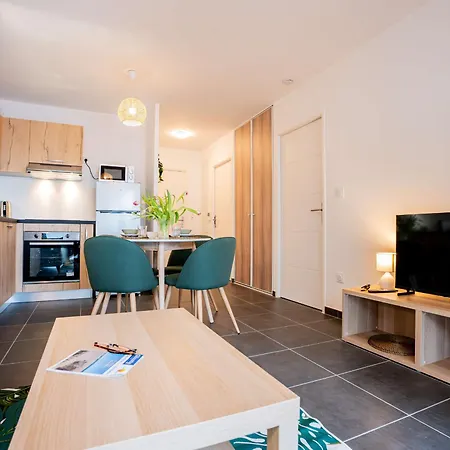 Appartamento T2 Avec Grande Terrasse Et Parking - Fr-1-553-291 *